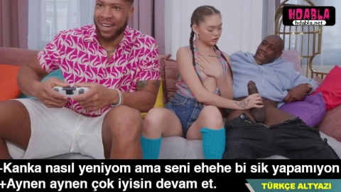 Abisi oyuna dalmışken onun zenci arkadaşının sikini sıvazladı